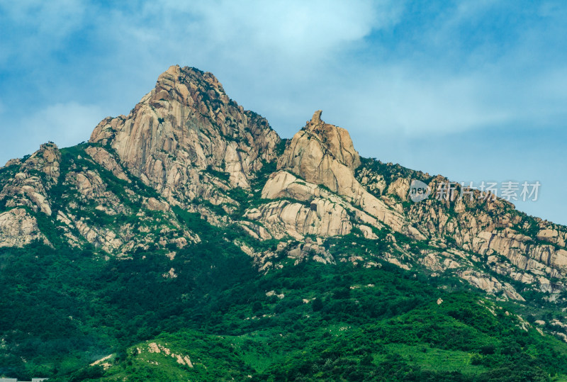 青岛崂山风景区，蜿蜒起伏的大山