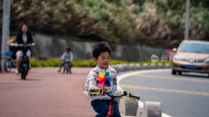 骑车的小孩