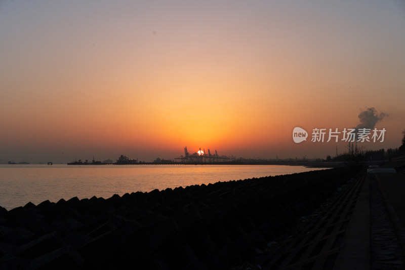早晨海边日出，远处港口码头