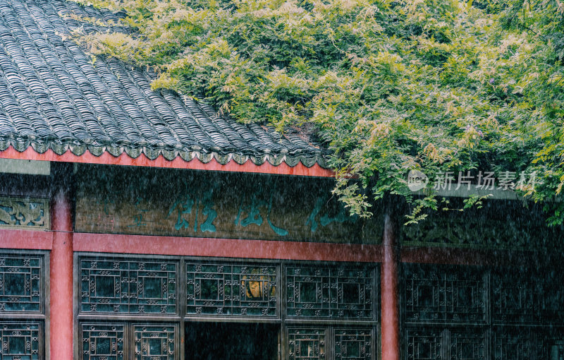 柳州柳侯公园中华园内-雨中的传统中式建筑