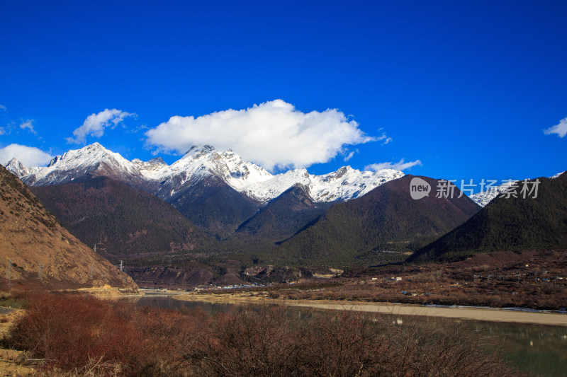 西藏林芝冬季南迦巴瓦峰蓝天白云下的雪山