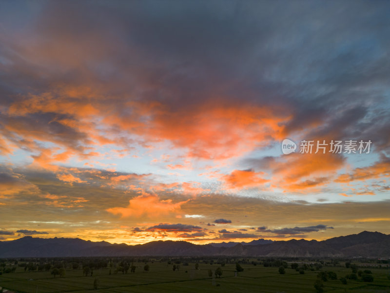 傍晚农田夕阳西下后的火烧云