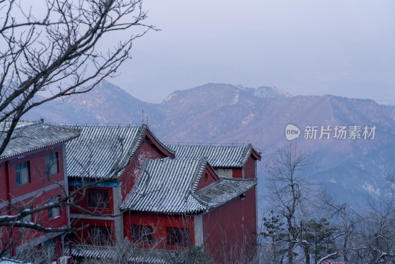 泰山晨曦，日出霞光洒满山