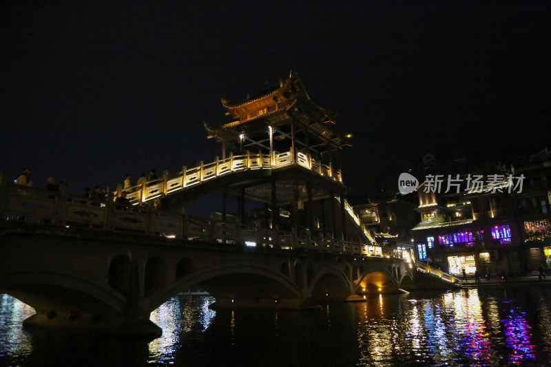 凤凰古城沱江两岸的夜景