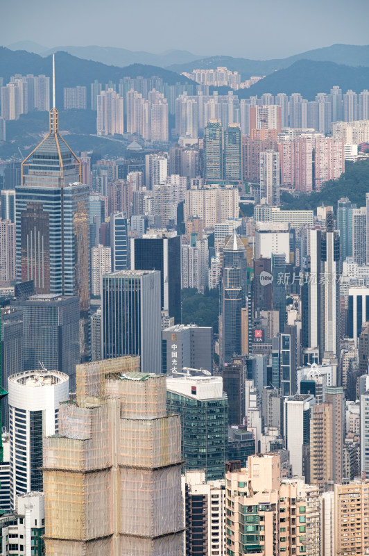 中国香港太平山顶看维多利亚港城市建筑风光