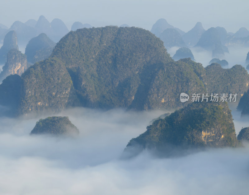 早晨的桂林喀斯特地貌山水云海