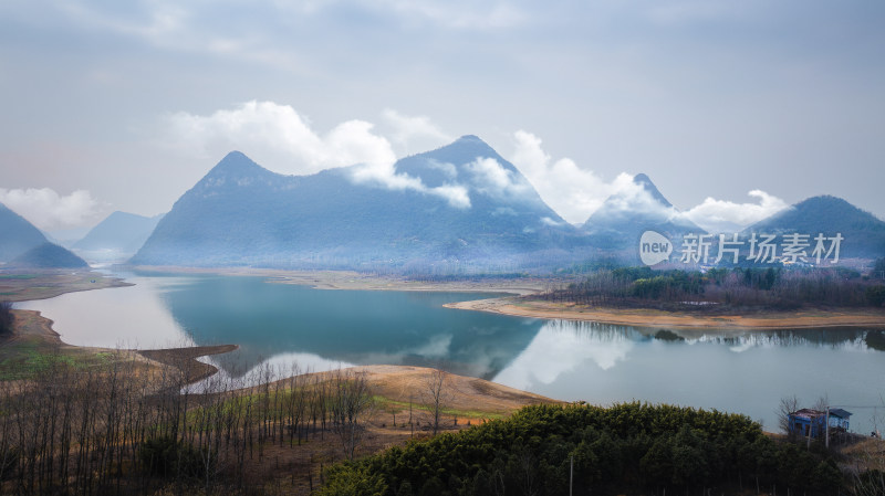 冬季青山绿水如画