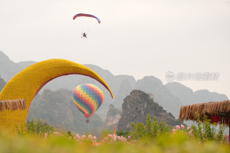 户外景点月牙造型热气球景观