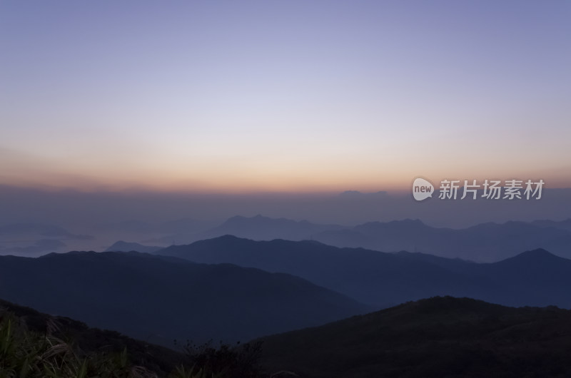 香港大帽山郊野公园山顶日出与连绵山脉晨雾