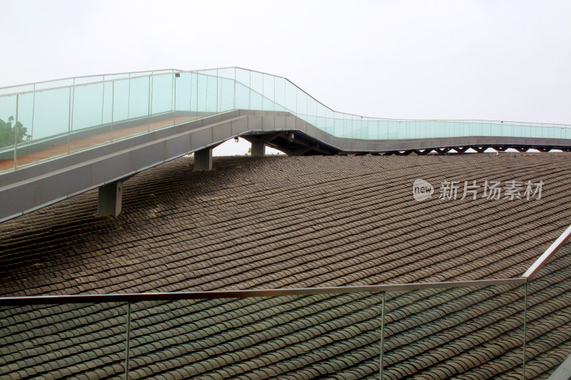 城市现代建筑屋顶廊桥院子