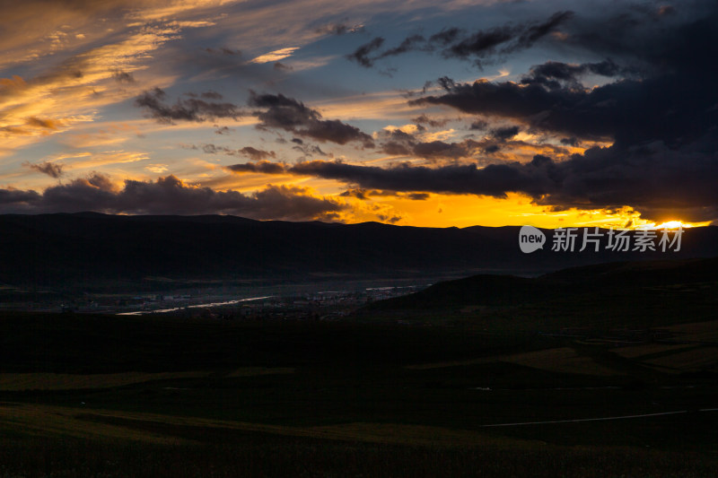 阿坝日落时的民居晚霞壮观天空景色