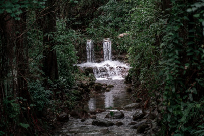 四川都江堰小溪流水