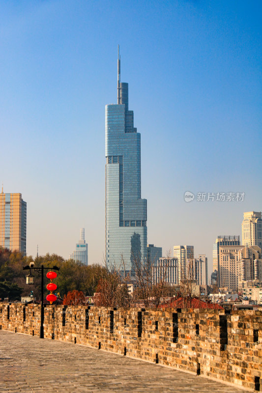 南京明城墙视角远眺地标紫峰大厦