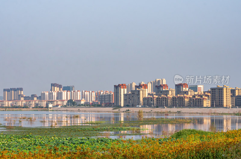 中国邹城孟子湖湖泊湿地渔船自然景观