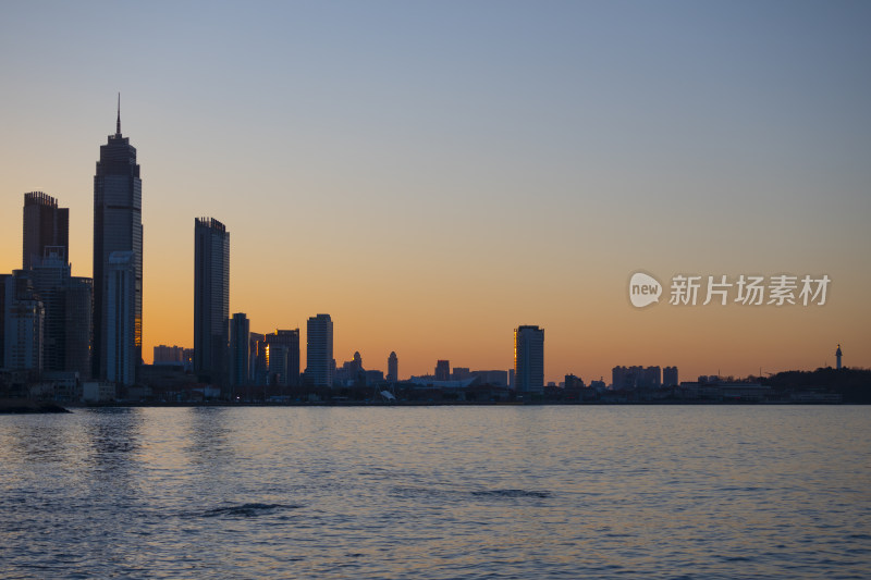 中国山东烟台城市夜景灯光秀滨海建筑风光