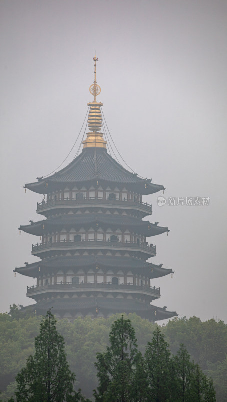 杭州西湖长桥公园雷峰塔雾色景观