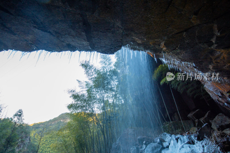 天气降温严重丽水一处景区出现的冰冻景观