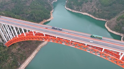 重庆巫山沪蓉高速大宁河特大桥与物流卡车