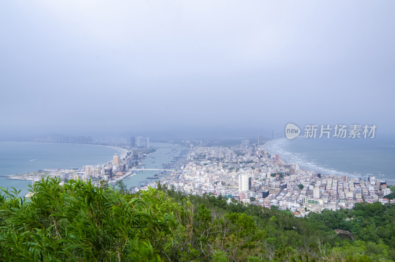 惠州山顶观景台俯瞰双月湾滨海城镇全景风光