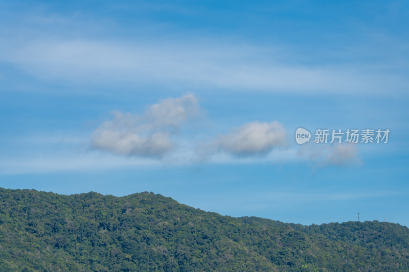 蓝天白云下的山峦景色