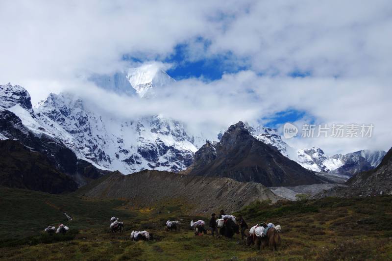 珠峰东坡雪山河流自然风景