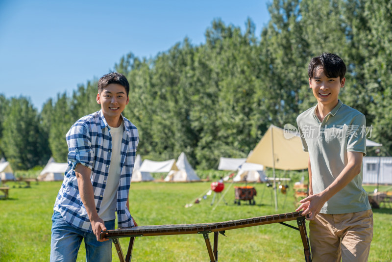 两个人在露营地搭建