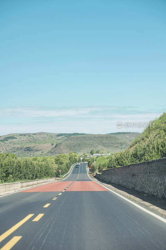 草原景区笔直的马路公路