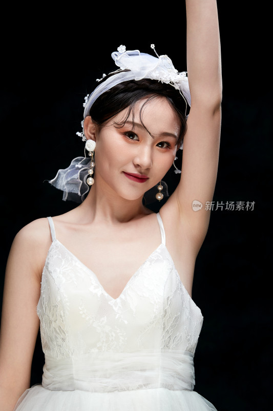 黑色背景下的女性复古婚纱妆面