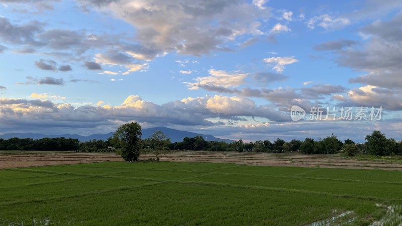 田野风光与远处山峦及云彩