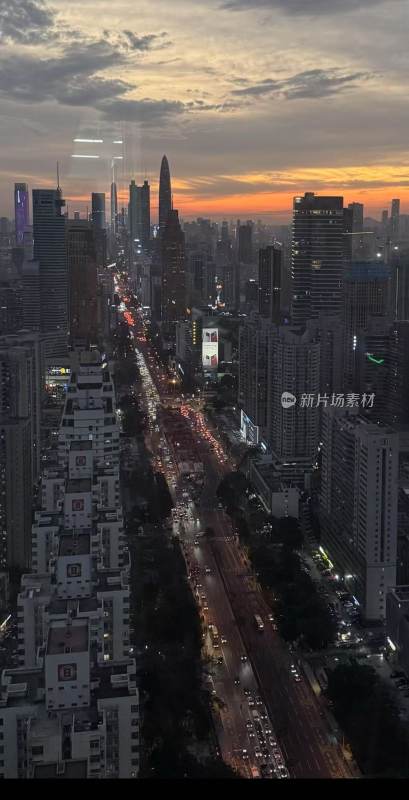 城市日落时分高楼与车流景观