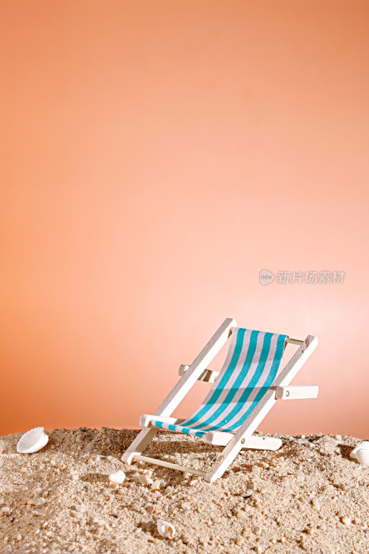 夏日沙滩上的蓝色沙滩椅