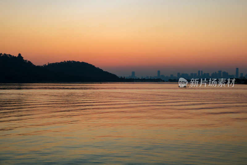 武汉东湖落雁岛落日晚霞自然风光背景壁纸