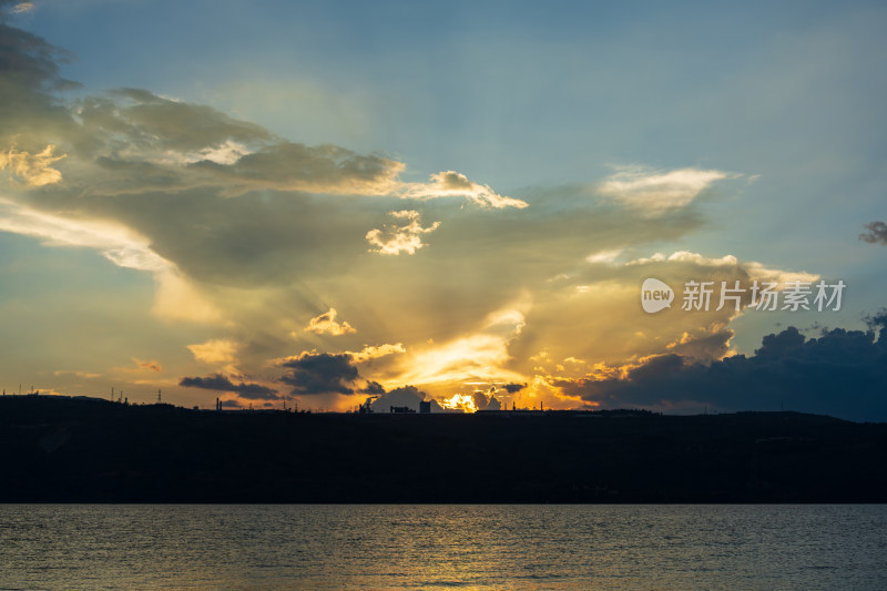 水边日落时分壮丽的天空景观