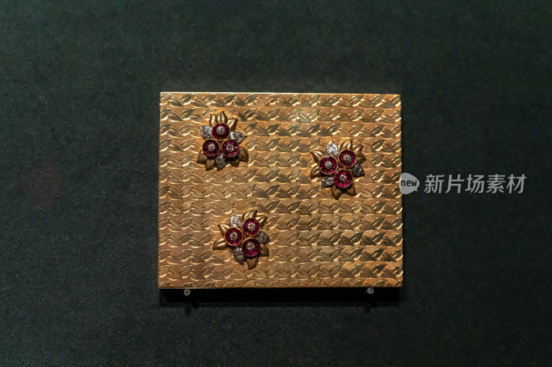 香港两依藏博物馆藏梵克雅宝粉盒