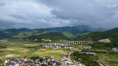 农田，稻田上空的彩虹，美丽的乡村景色