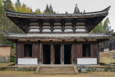 传统古建筑外观全景，时思寺的大雄宝殿