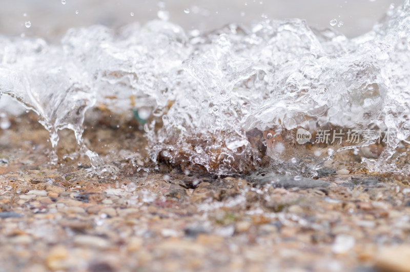 海边沙滩上的鹅卵石与海浪