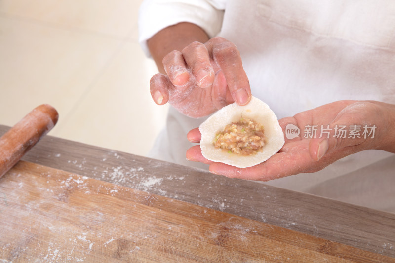 中国厨师在厨房里包饺子准备庆祝