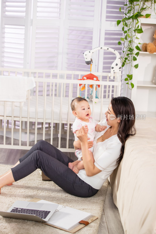 在家办公的年轻妈妈和宝宝