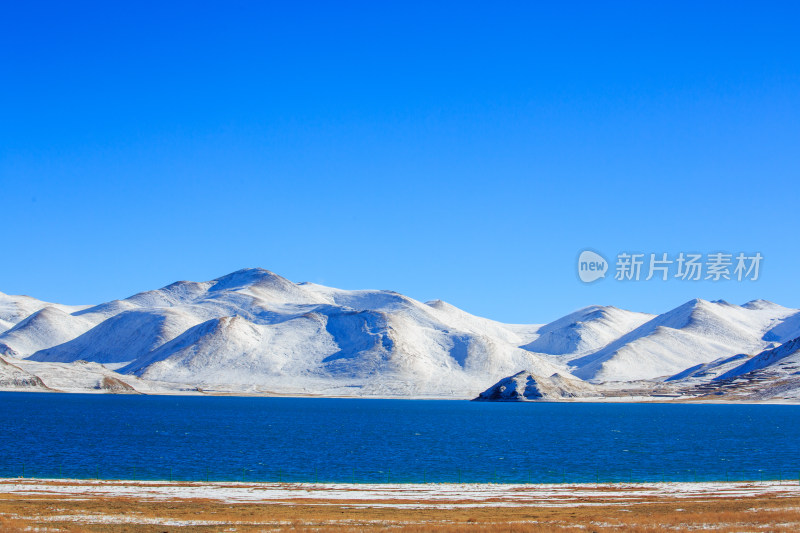 中国西藏羊卓雍措湖羊湖冬季雪景