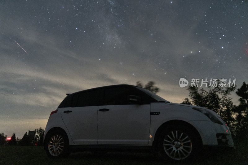 夜晚星空下的白色轿车