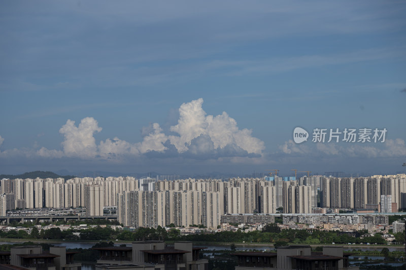 壮阔天空漂亮云层下的城市大景