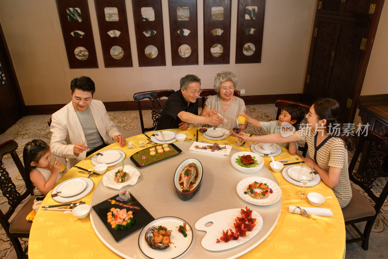 幸福家庭在餐厅用餐