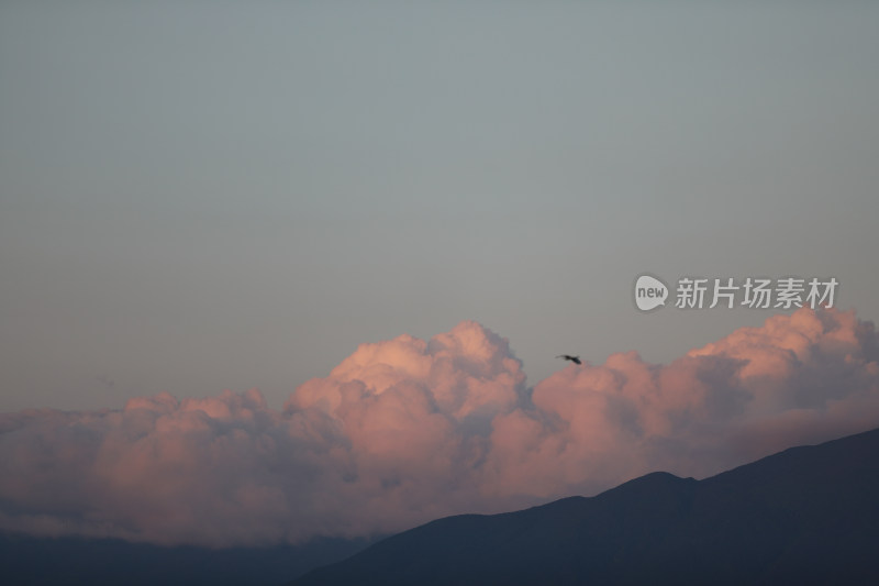 中国大理日出时的朝霞与天空景色