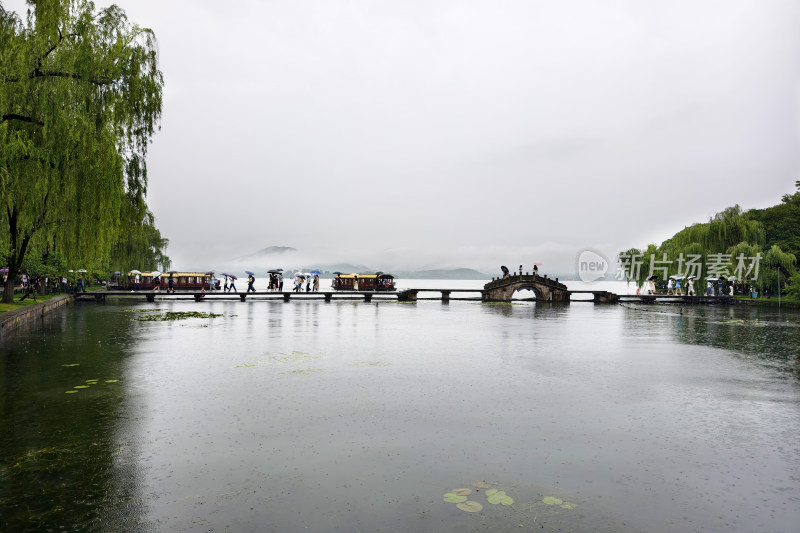 烟雨中的杭州西湖涌金池