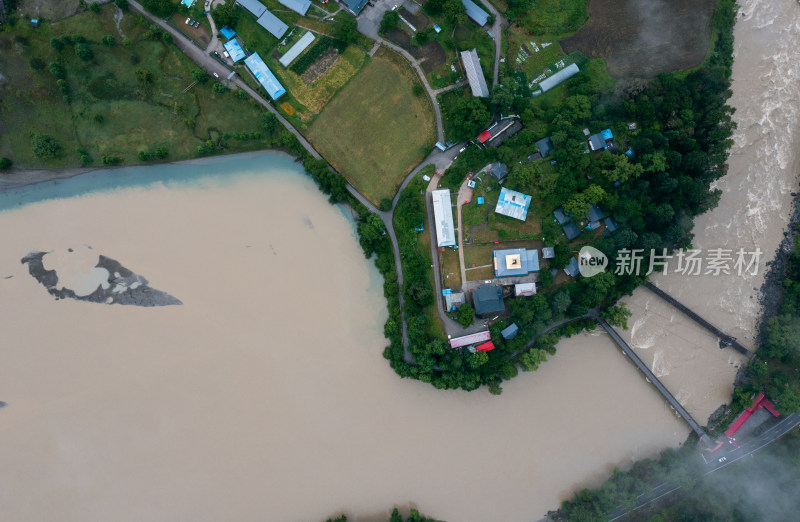 航拍雨天波密古乡巴卡村田园风光