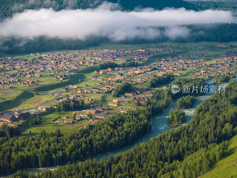 航拍夏天清晨的新疆禾木村风景