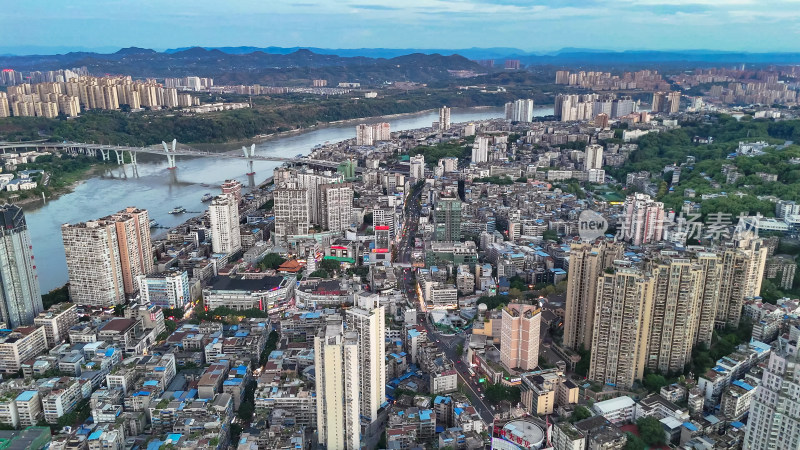 夕阳下的泸州城市风光航拍图