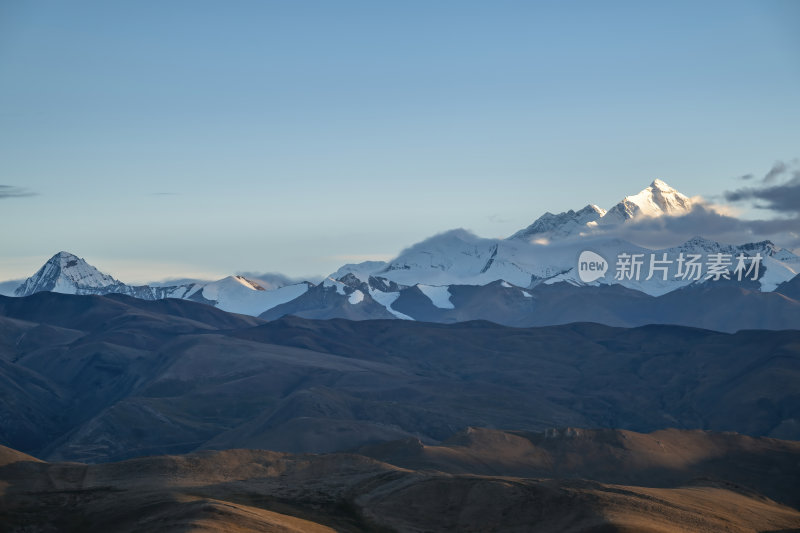 西藏日喀则加乌拉山口珠穆朗玛峰的日照金山