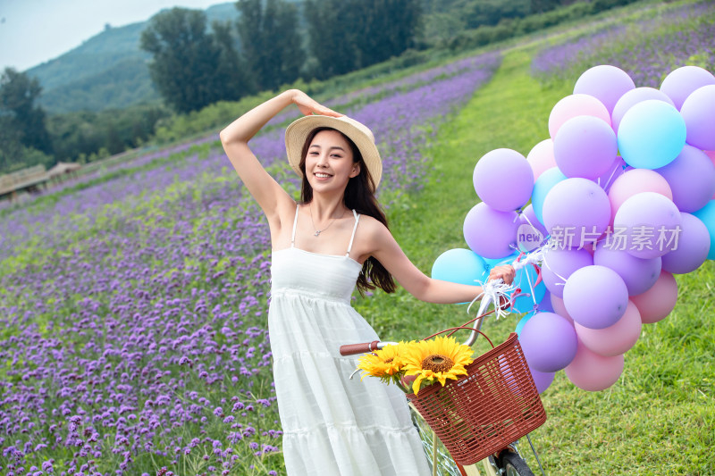 青年女人站在花海里